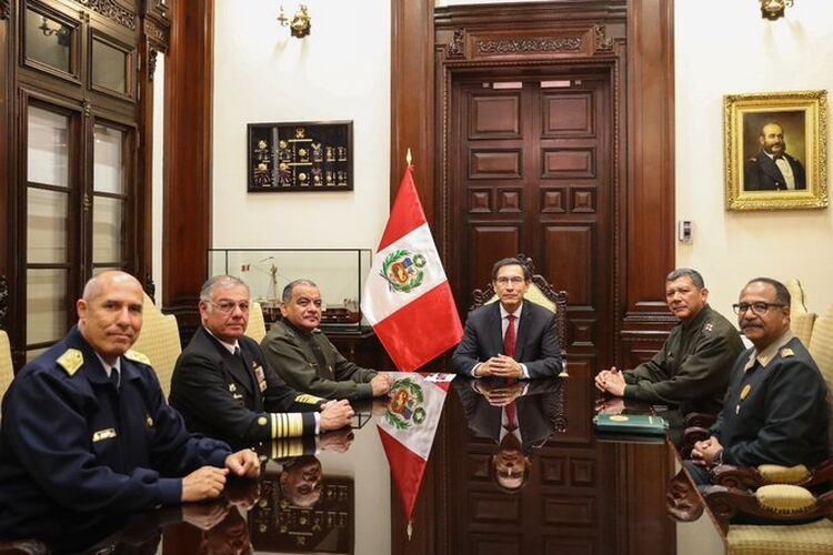 Los altos jefes militares posan con el presidente Martín Vizcarra sentados en su despacho presidencial (Foto: Twitter Presidencia Perú)