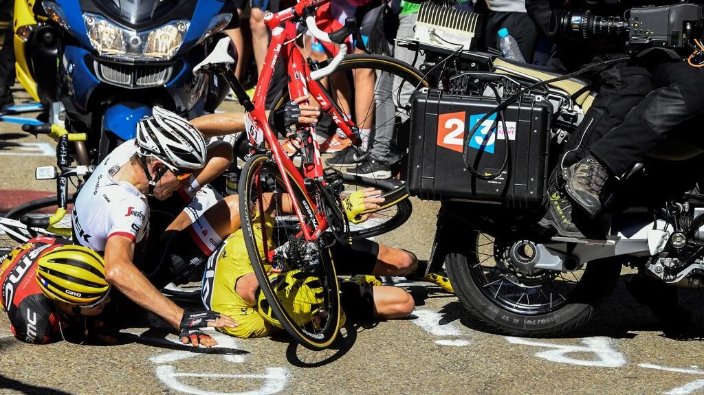 Del choque de Froome, Mollema y Porte, el colombiano Nairo Quintana salió agarrado de una motocicleta (Reuters)