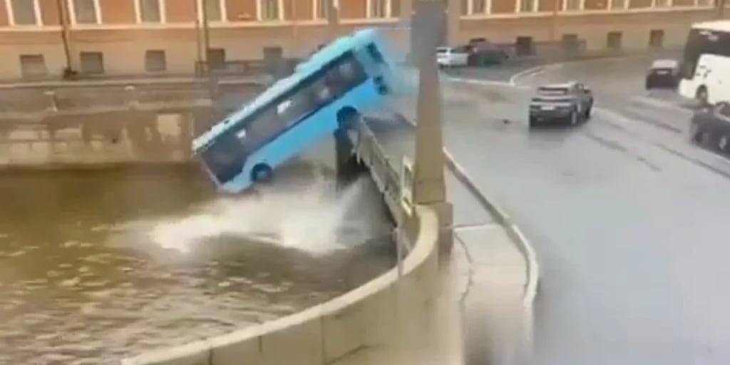El momento en que cae un autobús al río desde un puente: al menos tres muertos en San Petersburgo