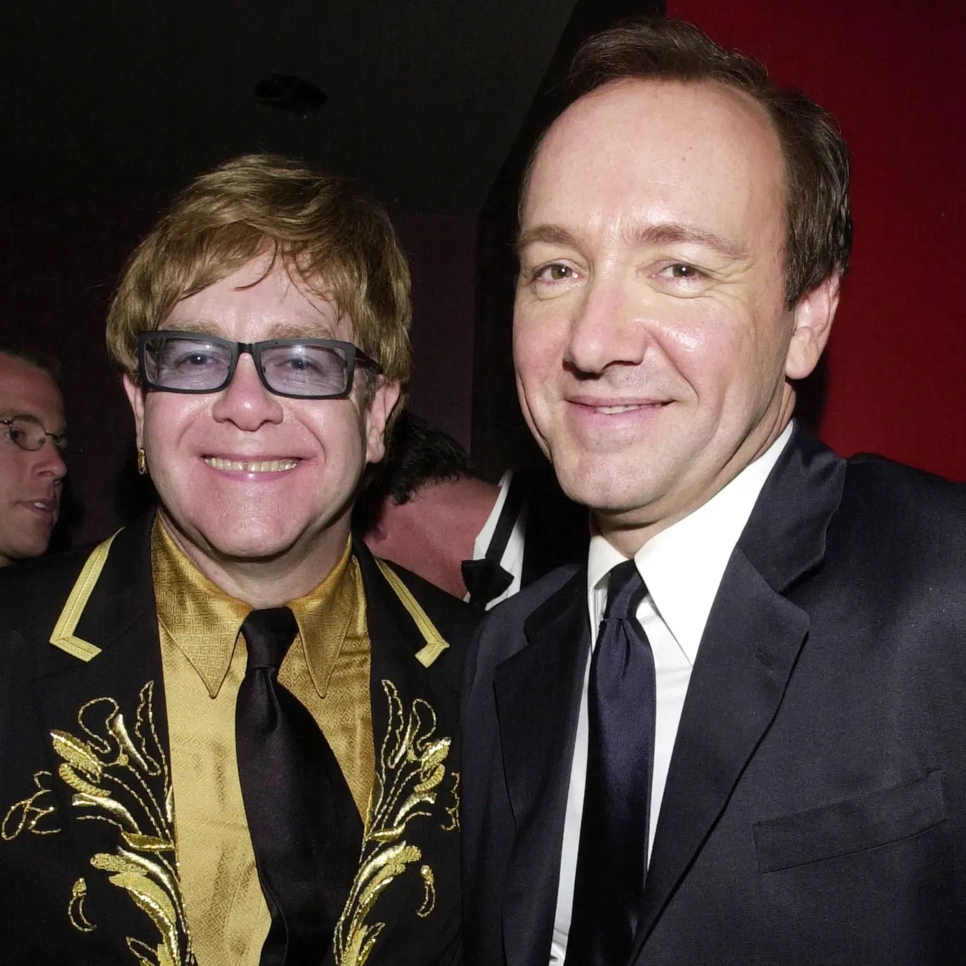 Unos días después de su retiro de los escenarios, Elton John testificó a favor de Kevin Spacey en juicio por presuntos abusos sexuales.