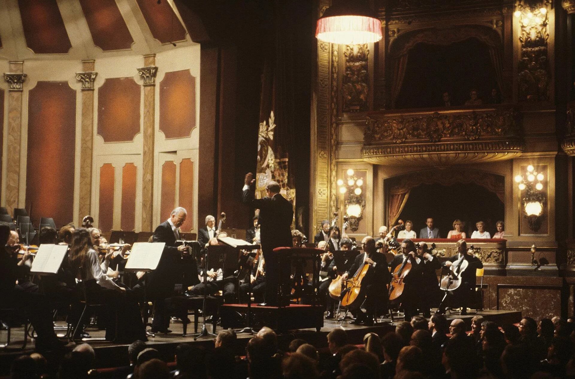 Astor Piazzolla junto a la Orquesta Filarmónica de Buenos Aires en 1983 - (Foto: Arnaldo Colombaroli)