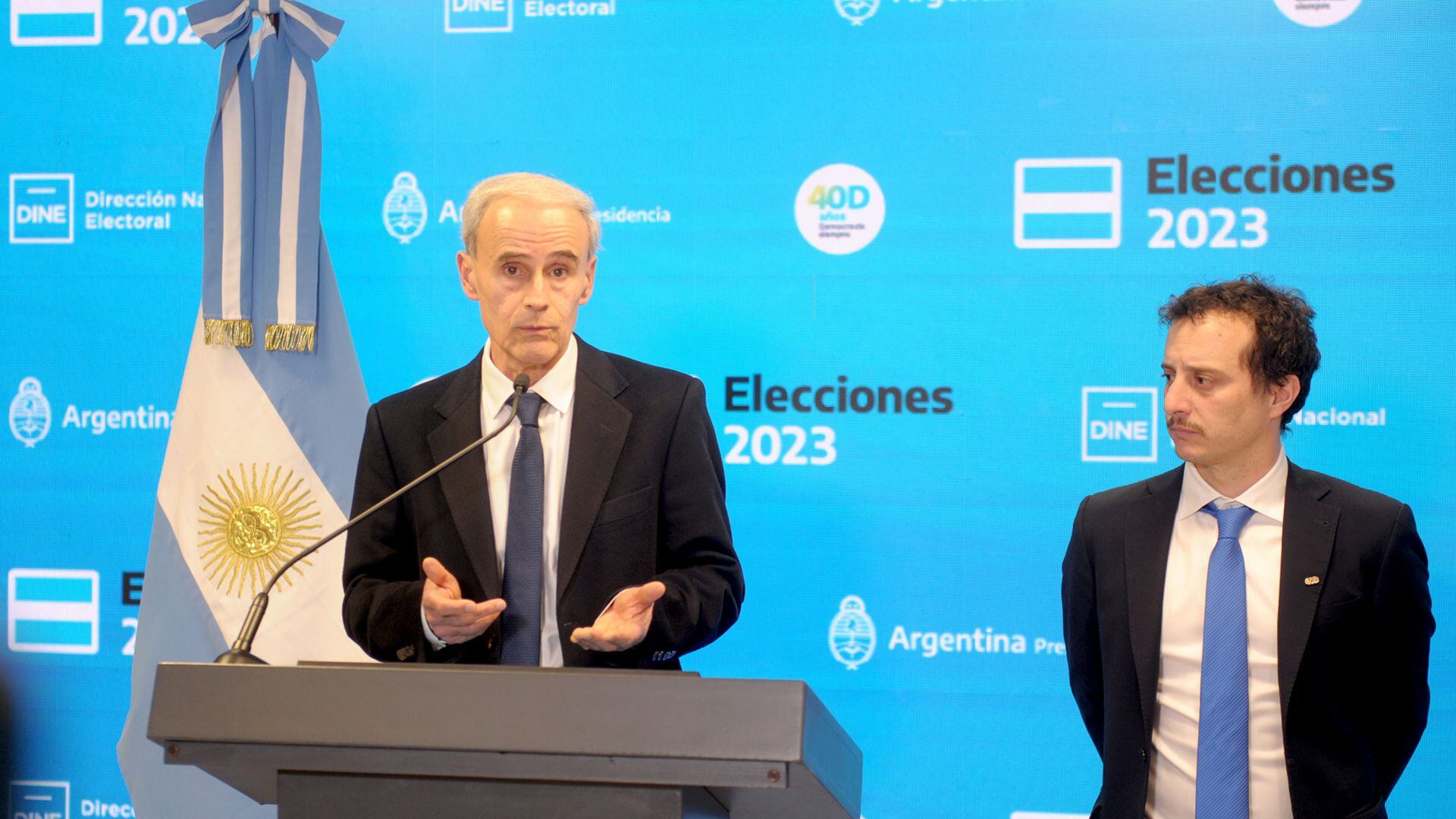 El secretario General de la Presidencia, Julio Vitobello, junto al titular de la DINE, Marcos Schiavi, en las PASO del 13 de agosto 
