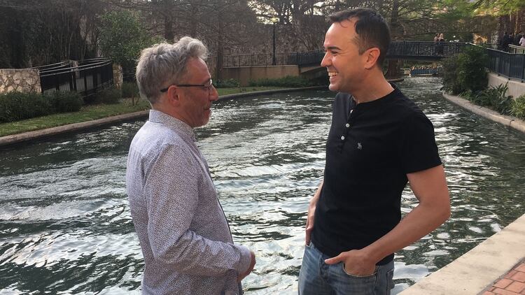 Paulo dialoga con Daniel Frescó, el primer biógrafo de Manu, quien está cubriendo el homenaje al bahiense en San Antonio para Infobae