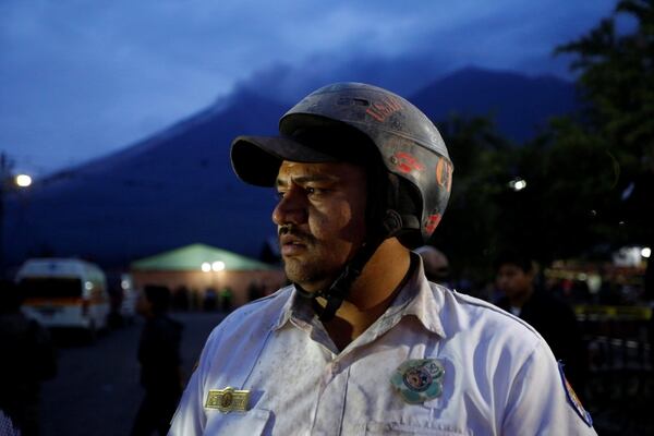 Un bombero en San Juan Alotenango, Guatemala (Reuters/ Luis Echeverria)