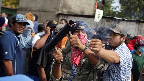 Algunos manifestantes usan armas caseras para enfrentarse a la Policía (Reuters)