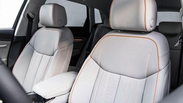 Los asientos del nuevo modelo Audi e-tron totalmente eléctrico de la automotriz alemana (Audi)