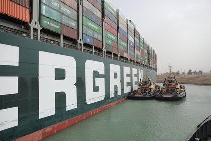 Un buque portacontenedores varado, uno de los portacontenedores más grandes del mundo, es visto después de que encalló, en el Canal de Suez, Egipto. Suez Canal Authority/Handout via REUTERS 