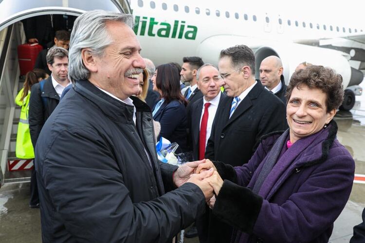 Alberto Fernández se saluda con Galit Ronen, embajadora de Israel en la Argentina, quien esperó al presidente al pie del avión (Foto: Presidencia)