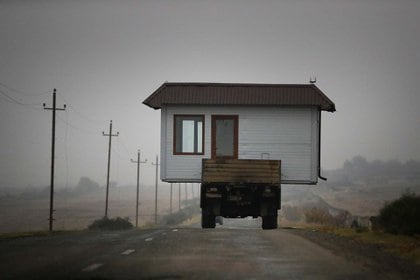 Una familia muda una vivienda prefabricada en Azebaijan (AP Photo/Sergei Grits)