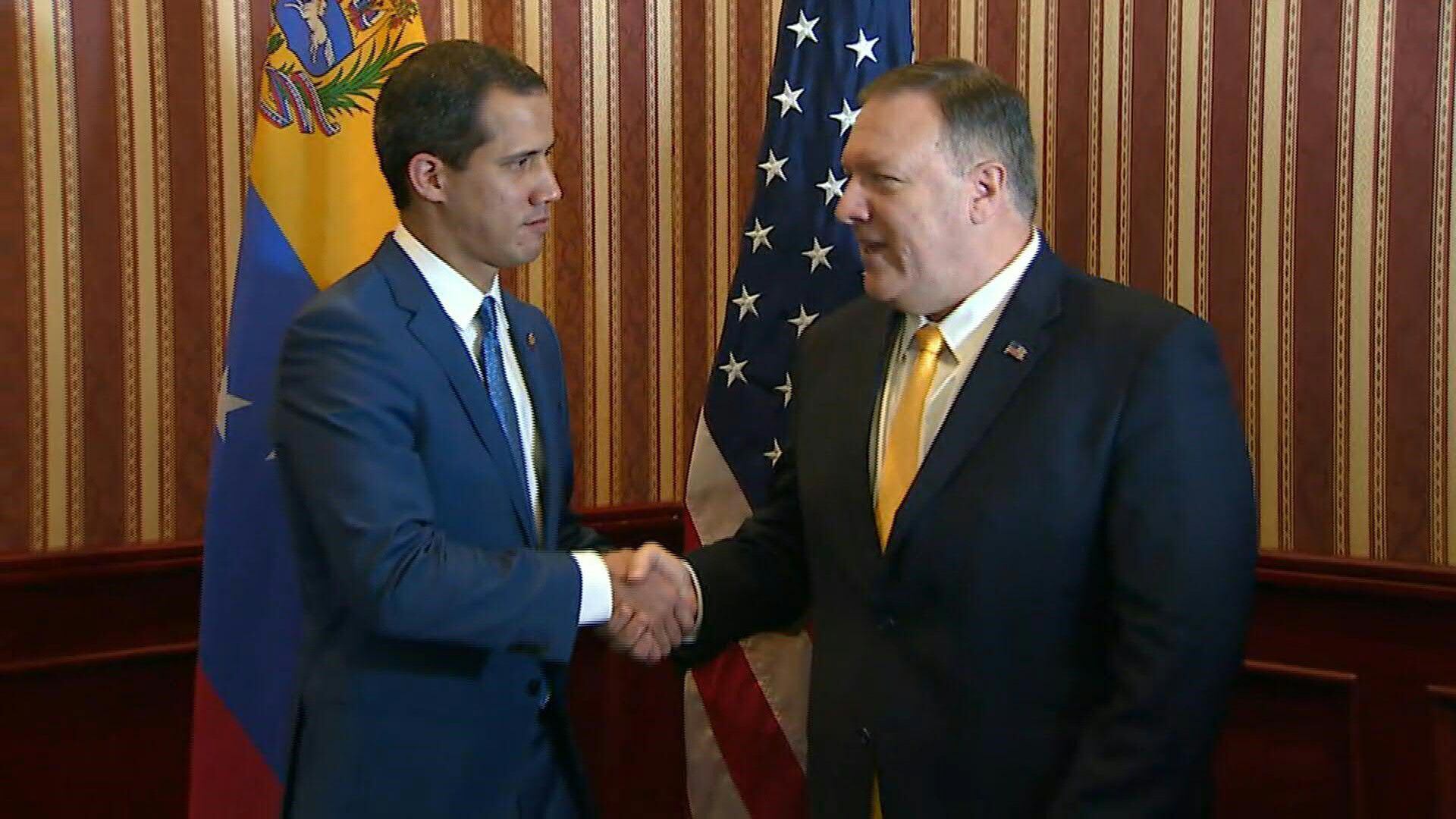 El jefe de la diplomacia estadounidense, Mike Pompeo, con el opositor venezolano Juan Guaidó a quien también excluye dentro del plan de transición 