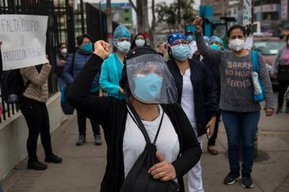 Protesta de personal médico en Lima, Perú (AP Photo/Rodrigo Abd)