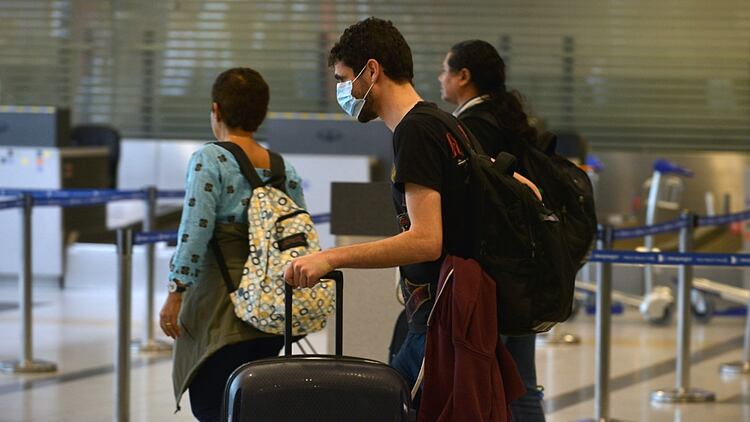 La Argentina comenzó a implementar controles adicionales para identificar potenciales casos de coronavirus en los vuelos provenientes de Italia, en el aeropuerto de Ezeiza (Gustavo Gavotti)