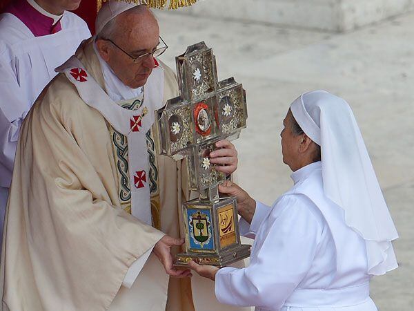 El Papa Francisco durante la canonización de la monja colombiana Laura Montoya y Upegui y la mexicana Guadalupe García Zavala, conocida como" madre Lupita", las primeras canonizaciones de su pontificado. (AFP)