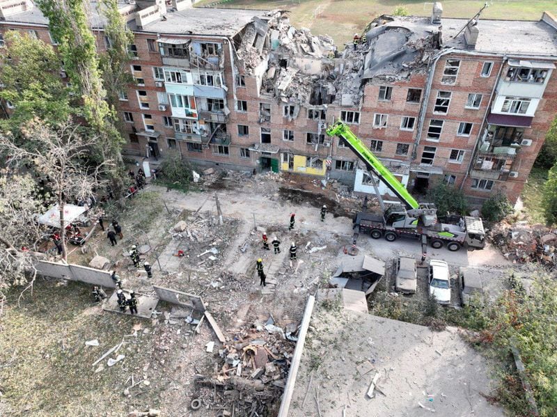 El edificio golpeado por un bombardeo ruso el 13 de octubre de 2022 en Mykolaiv (Prensa del Servicio de Emergencia de Ucrania/REUTERS)