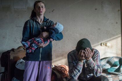 Azat Gevorkyan y su esposa Anaik, antes de salir de su casa en Lachin, Nagorno-Karabaj, el último distrito que fue devuelto al control de Azerbaiyán tras la Segunda Guerra de Nagorno-Karabaj (Foto: Valery Melnikov)