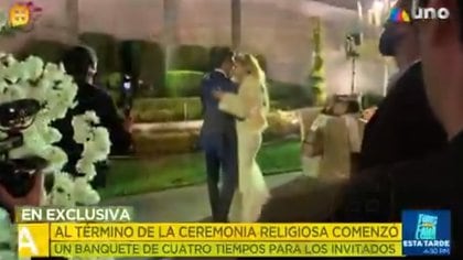 La pareja bailó una canción de Carlos Rivera (Foto: Captura de pantalla)