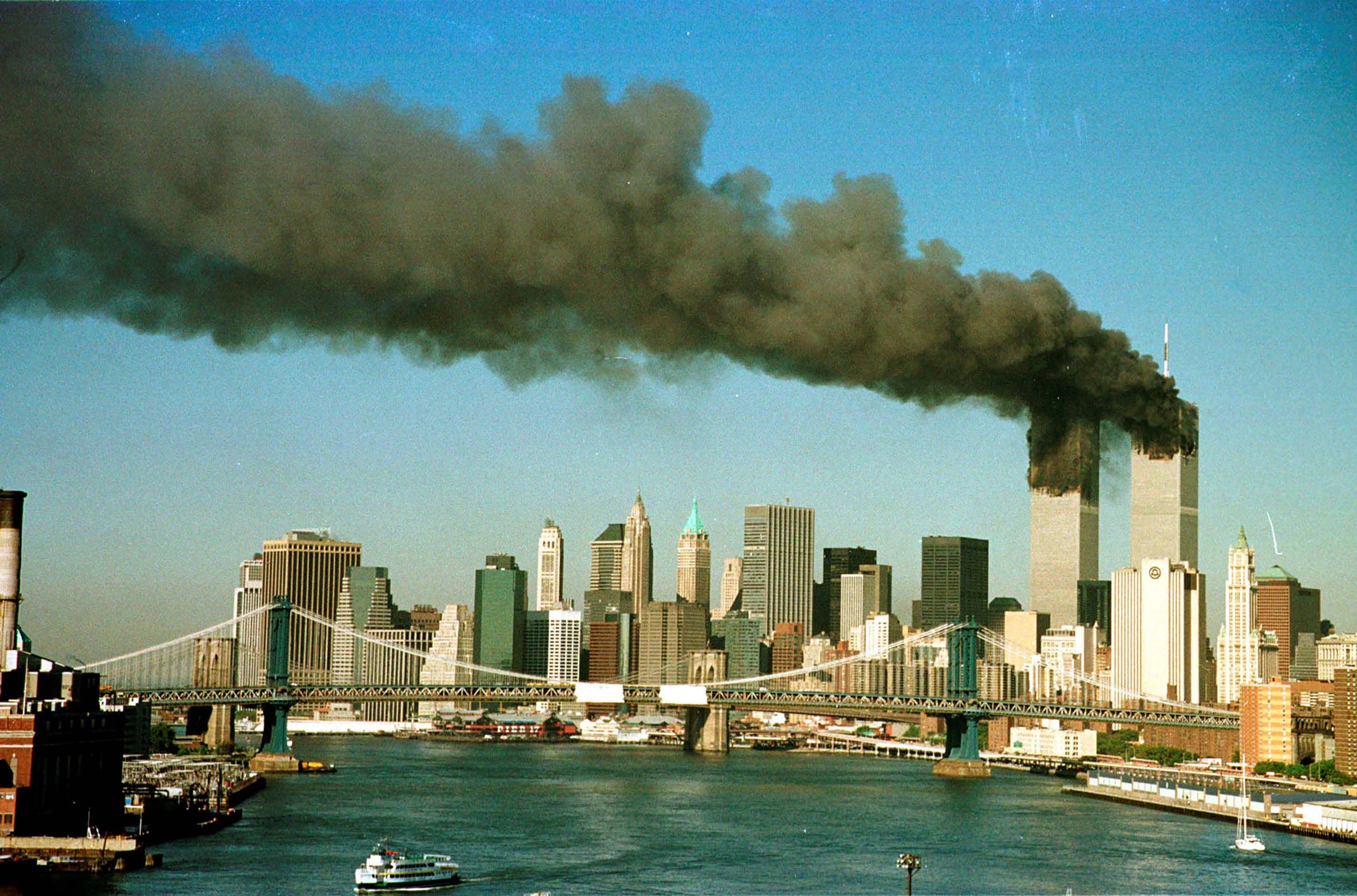 El humo se esparció por toda la ciudad de Nueva York después del impacto de los aviones contra las Torres REUTERS/Brad Rickerby/