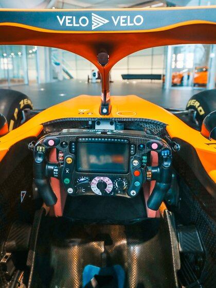 El interior del MCL 35 que en 2020 usaron Lando Norris y Carlos Sainz (Twitter @McLarenF1).