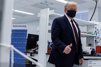El presidente Donald Trump hace un gesto en un recorrido por una instalación de fabricación de productos farmacéuticos donde se están desarrollando componentes para una posible vacuna Novavax contra COVID-19 el 27 de julio de 2020 en Morrisville, Carolina del Norte.  / Carlos Barria