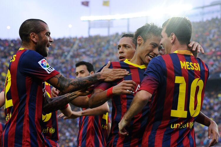 Adriano, quien abraza por detrÃ¡s a Neymar, revelÃ³ que el jugador se arrepiente de irse al PSG (Getty Images)