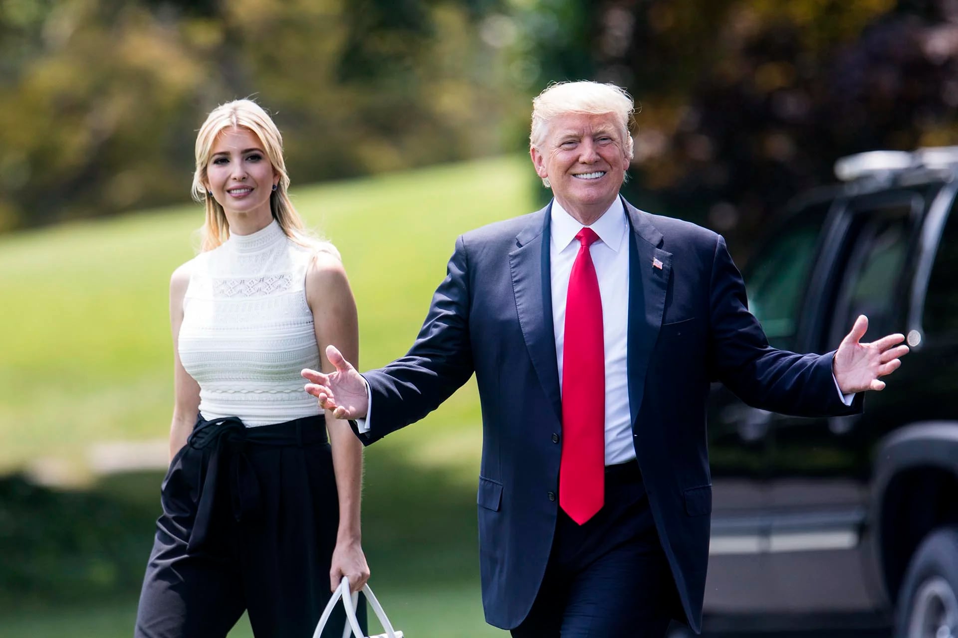 El presidente estadounidense Donald Trump y su hija Ivanka camino a Milwaukee tras abandonar la Casa Blanca