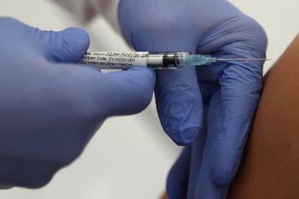 Foto de archivo de un paciente recibiendo la vacuna de CureVac para el COVID-19 en una clínica unibersitaria en Tuebingen, Alemania. 
Jun 22, 2020.   REUTERS/Kai Pfaffenbach