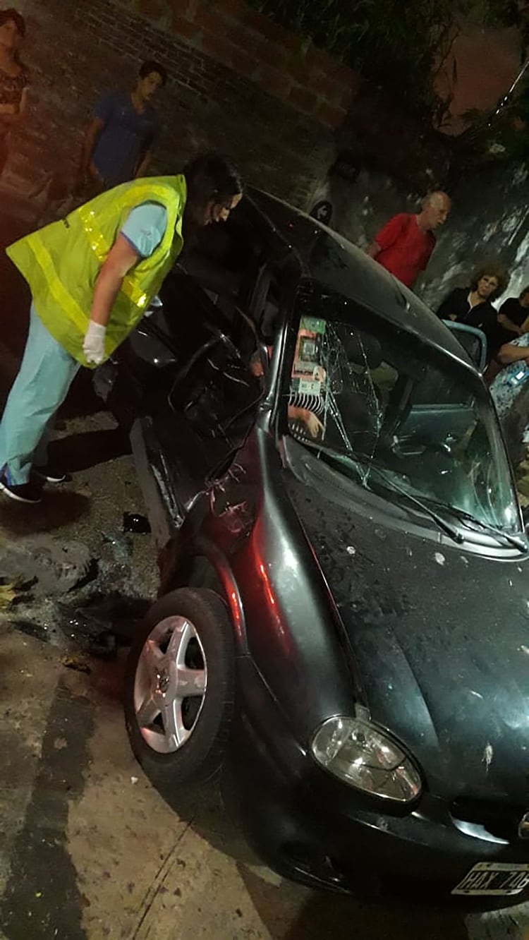 El Corsa fue impactado por el auto del futbolista (Twitter: @enlamiraradio)