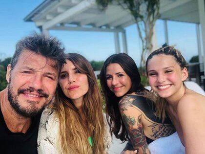 Marcelo Tinelli junto a sus hijas Micaela, Cande y Juanita (Instagram) 