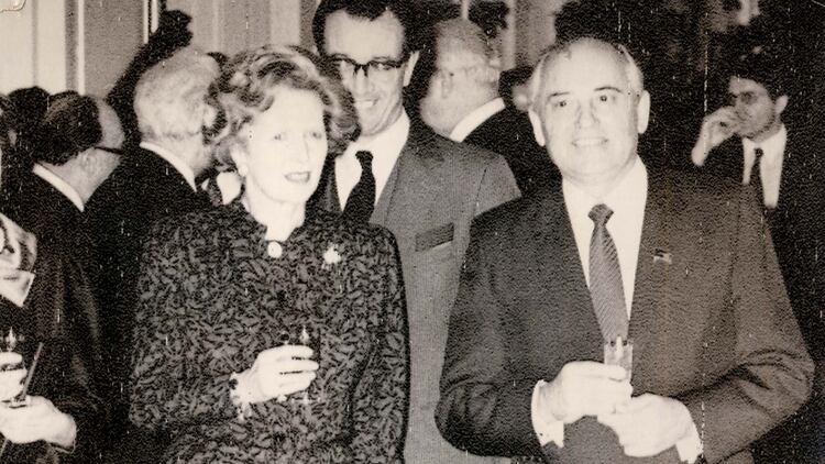 Margaret Thatcher se mantuvo unida a Gorbachov aun cuando perdió el poder e intercedió por él durante el golpe de agosto de 1991 en la URSS (Steve Back/Daily Mail/Shutterstock)