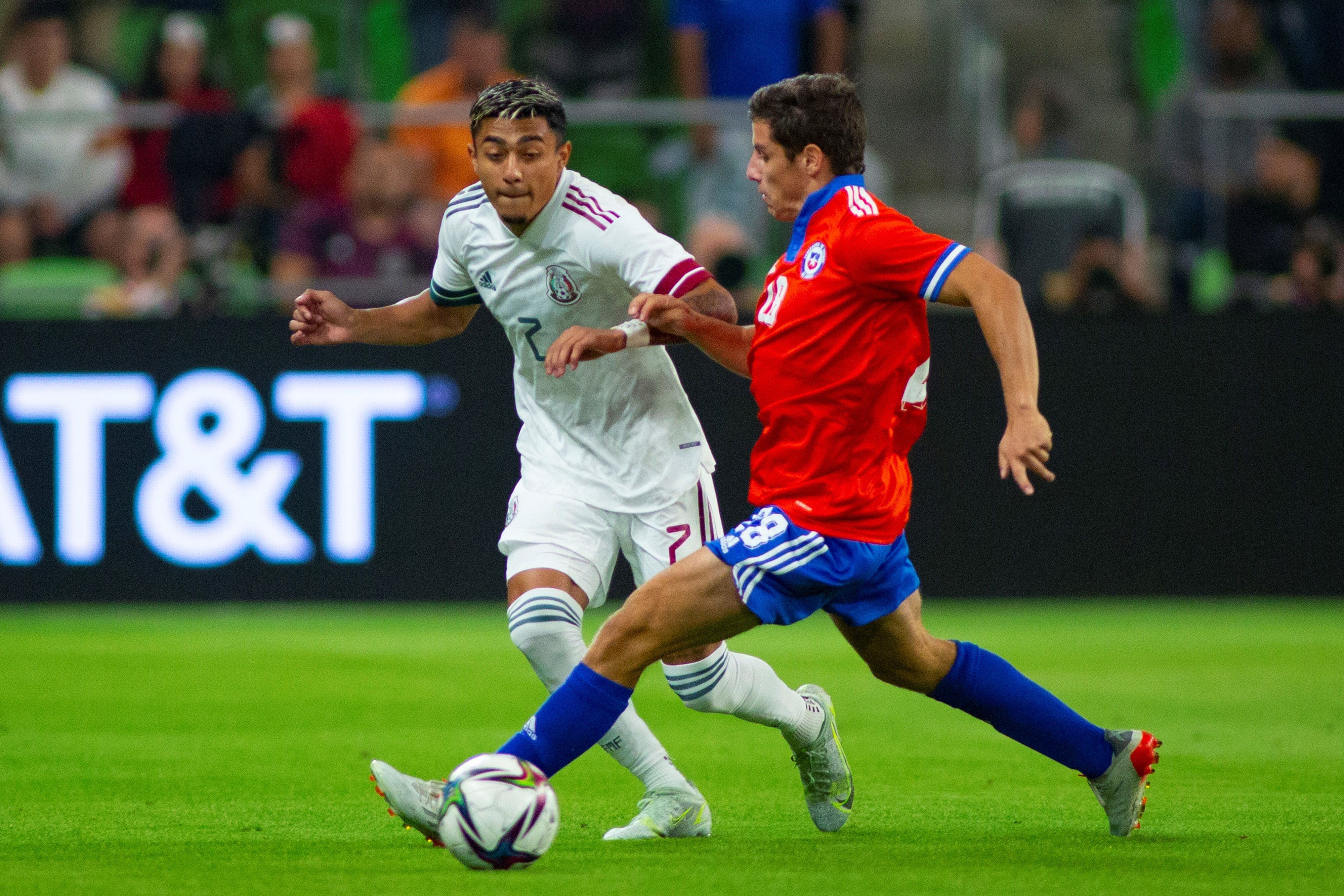 Carlos Uriel Antuna (i) de México disputa el balón con Clemente Montes de Chile, durante un partido amistoso de preparación hoy, en el Estadio Q2, en Austin (Estados Unidos). EFE/ Carlos Eduardo Ramírez