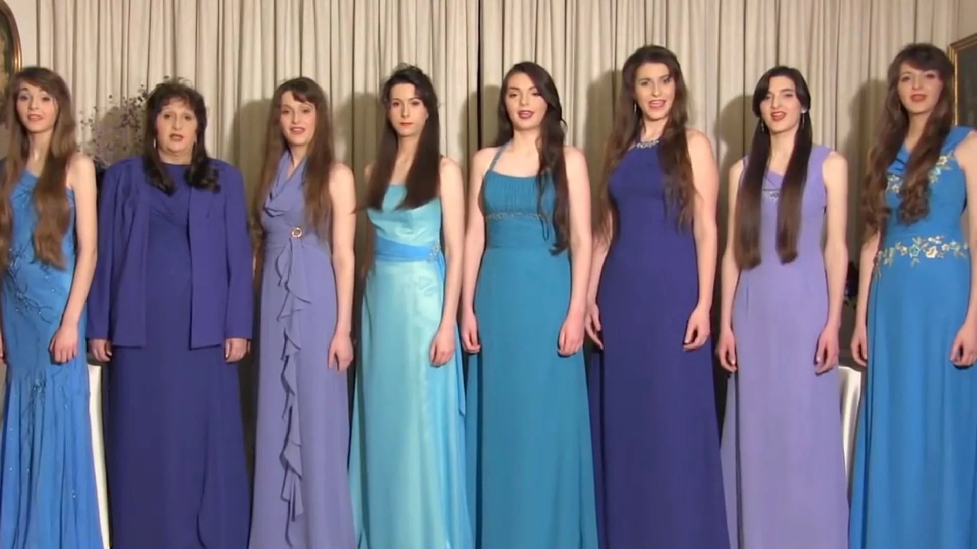 Quién es Flos Mariae, el grupo católico formado por 7 hermanas que ha inspirado la nueva serie de Los Javis