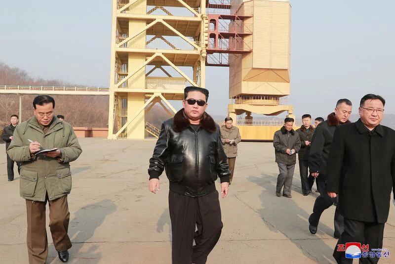 El líder norcoreano Kim Jong-un inspecciona la base de lanzamiento del satélite Sohae, en Corea del Norte, en esta foto por la Agencia Central de Noticias de Corea del Norte (KCNA). KCNA/ vía REUTERS