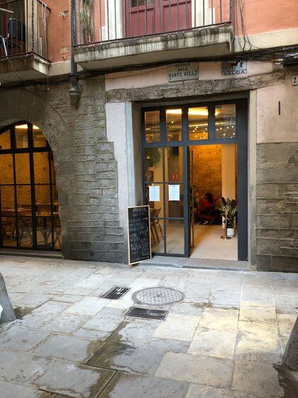 La entrada de Proper en Barcelona, ubicado en el Carrer dels Banys Vells, 20, en El Born
