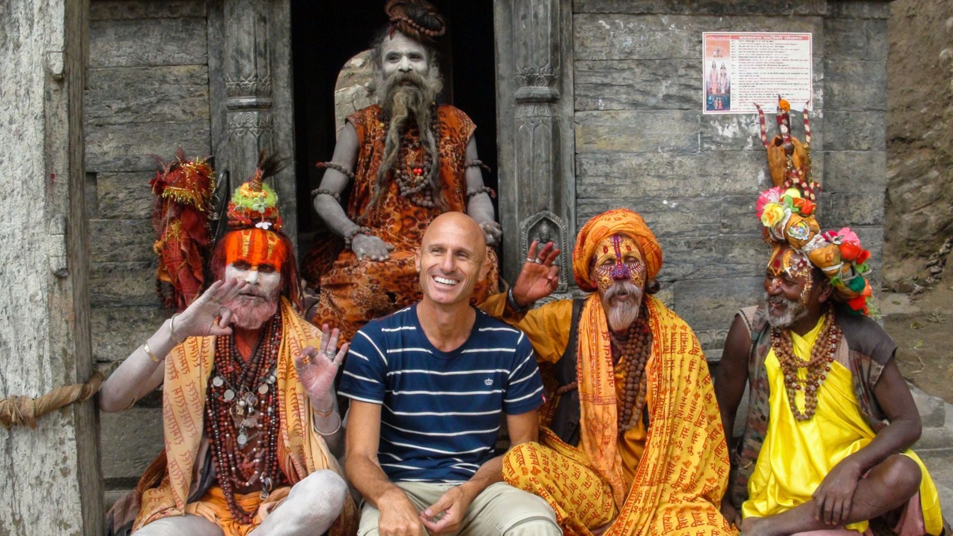 Salvatori sonríe para la foto en un templo de Katmandú (@correcaminosmundo)