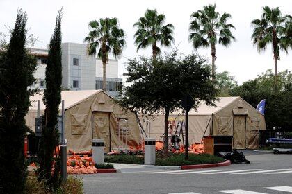 En california se montaron hospitales de campaña ante la saturación de la infraestructura sanitaria. Foto: REUTERS/Bing Guan