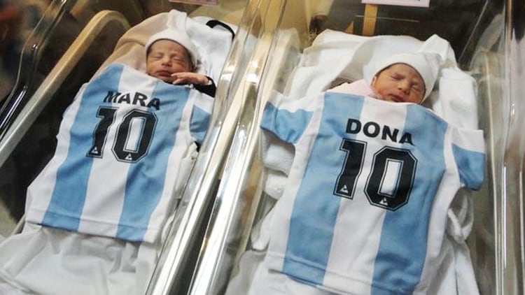 Las mellizas nacieron el 26 de julio de 2011. Su historia se conoció en los medios y una marca deportiva les obsequió camisetas de la Selección argentina con sus nombres y el número 10