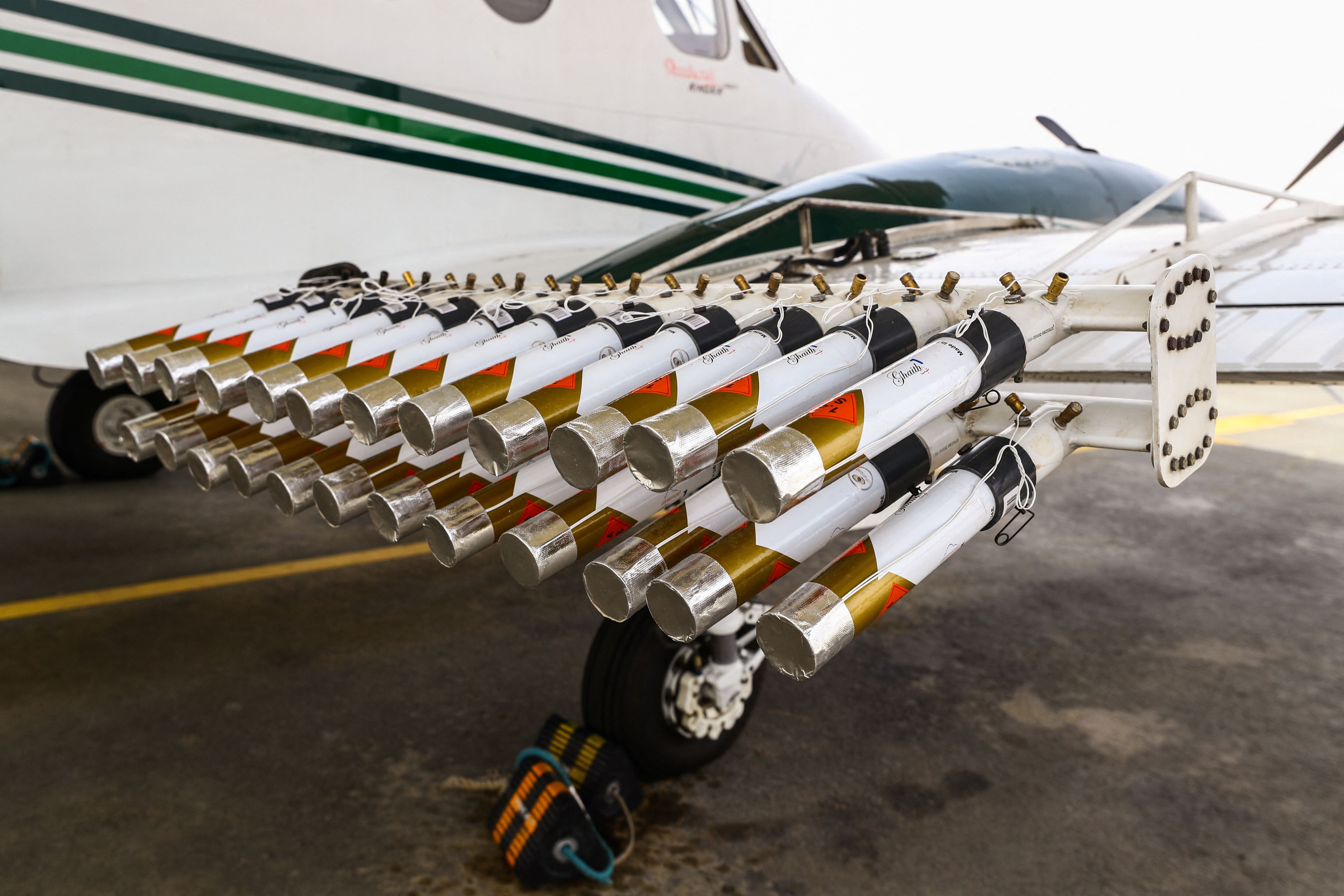 La eficacia del método radica en la dispersión de materiales higroscópicos a través de aviones especializados, que provocan un aumento en el tamaño de las gotas de agua hasta que se precipitan como lluvia. (REUTERS/Amr Alfiky)