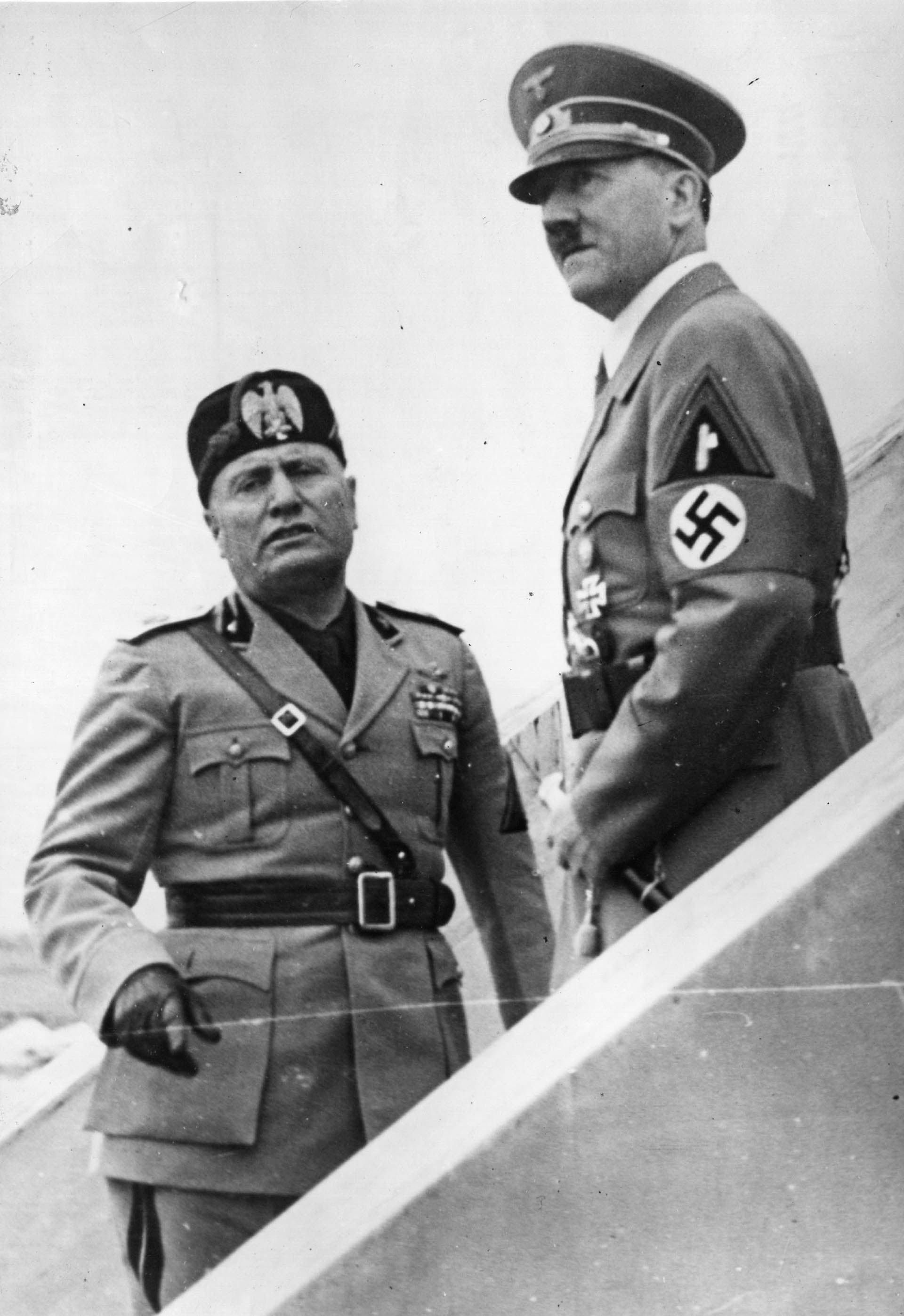 El 19 de julio de 1943, Mussolini se reunió con Hitler en la ciudad de Feltre, al norte de Italia. Ya estaba enfermo y deprimido, y no obtuvo la ayuda que esperaba del Führer para detener a las tropas aliadas, que habían desembarcado nueve días antes en Sicilia (Topical Press Agency/Getty Images)