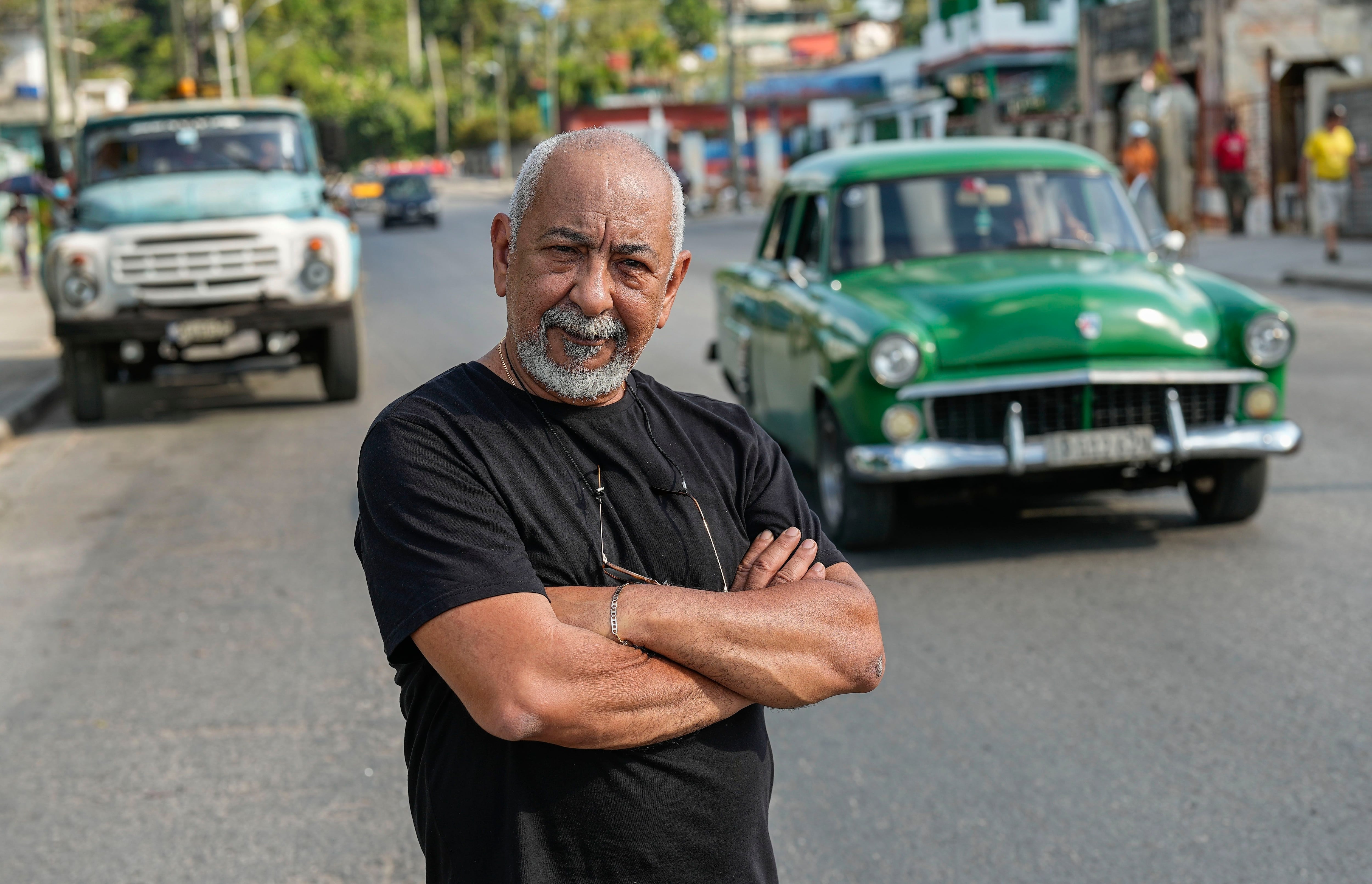 Padura posa n la calle en su barrio en La Habana, Cuba