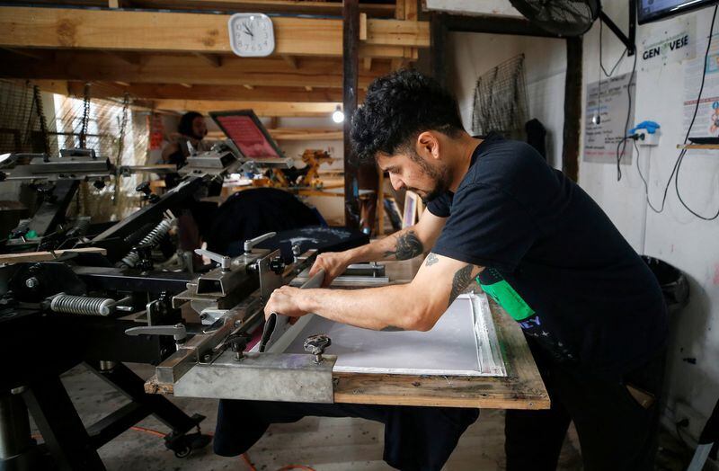 Un trabajador de una empresa de impresión y comercialización, cuyos empleados ya trabajan 40 horas a la semana, es fotografiado mientras el congreso vota y aprueba un proyecto de ley que reduce el número de horas laborales semanales de 45 a 40, en Valparaíso, Chile, 11 de abril de 2023. REUTERS /Rodrigo Garrido