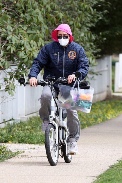Robert Downey Jr. dio un paseo en bicicleta en The Hamptons, Nueva York. Buscando pasar desapercibido, el actor llevó puesto su tapabocas, lentes de sol gorro y capucha (Fotos: The Grosby Group)
