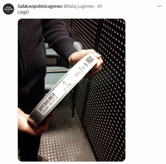 Publicación de la cuenta de Twitter de la Sala Leopoldo Lugones: los rollos de la copia 35 mm de "Oppenheimer" ya están en Buenos Aires