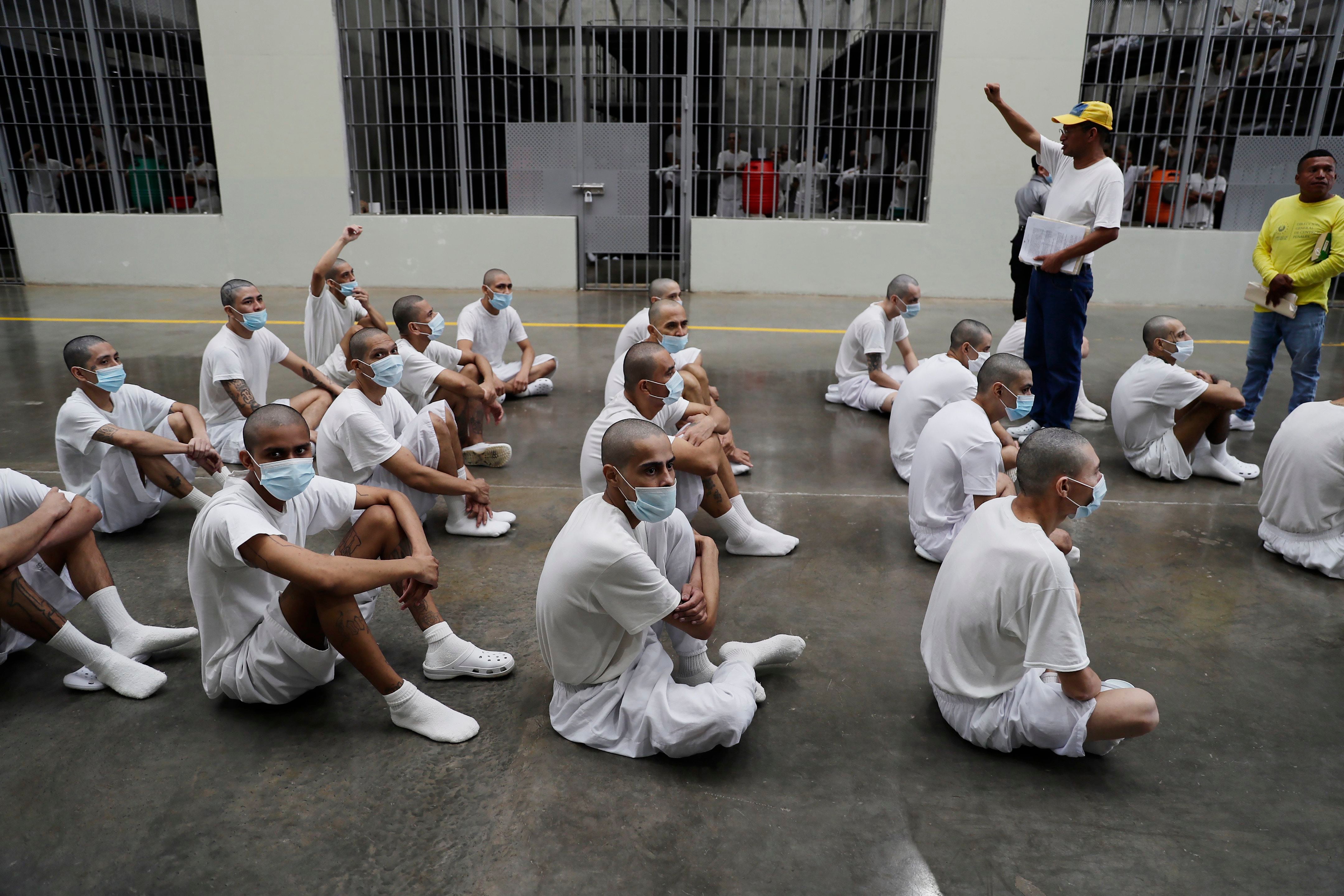 Unos presos se sientan en el Centro de Confinamiento para el Terrorismo (EFE/Rodrigo Sura)