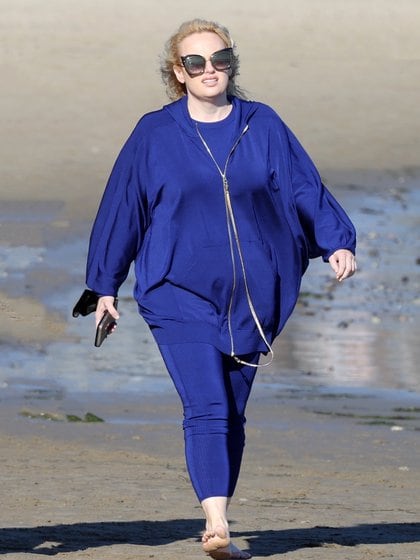 Rebel Wilson salió a hacer deporte en la playa de Santa Bárbara, california. La actriz caminó a la orilla del mar acompañada por una amiga. Lució un conjunto de calzas y buzo azul, se quitó sus zapatos y llevó anteojos de sol