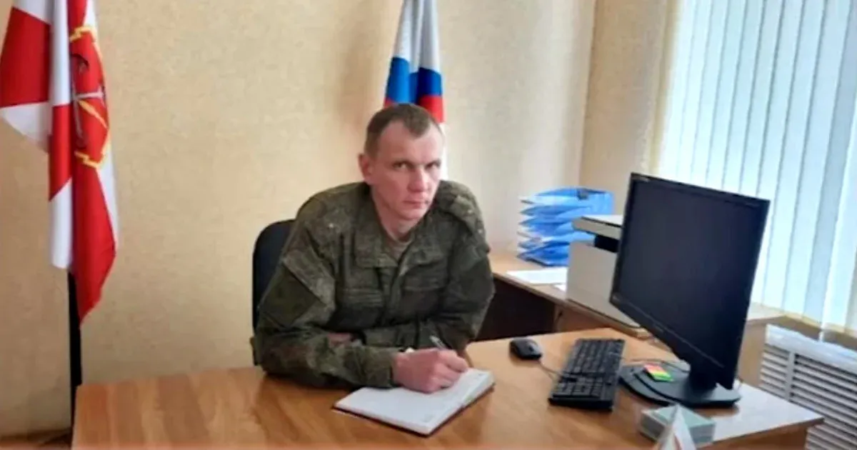 El mayor Anton Valentinovich Perevozchikov de la unidad aerotransportada del ejército ruso en su oficina de reclutamiento de la ciudad de Tulsa, a 150 kilómetros de Moscú. (Ciber Resistance)