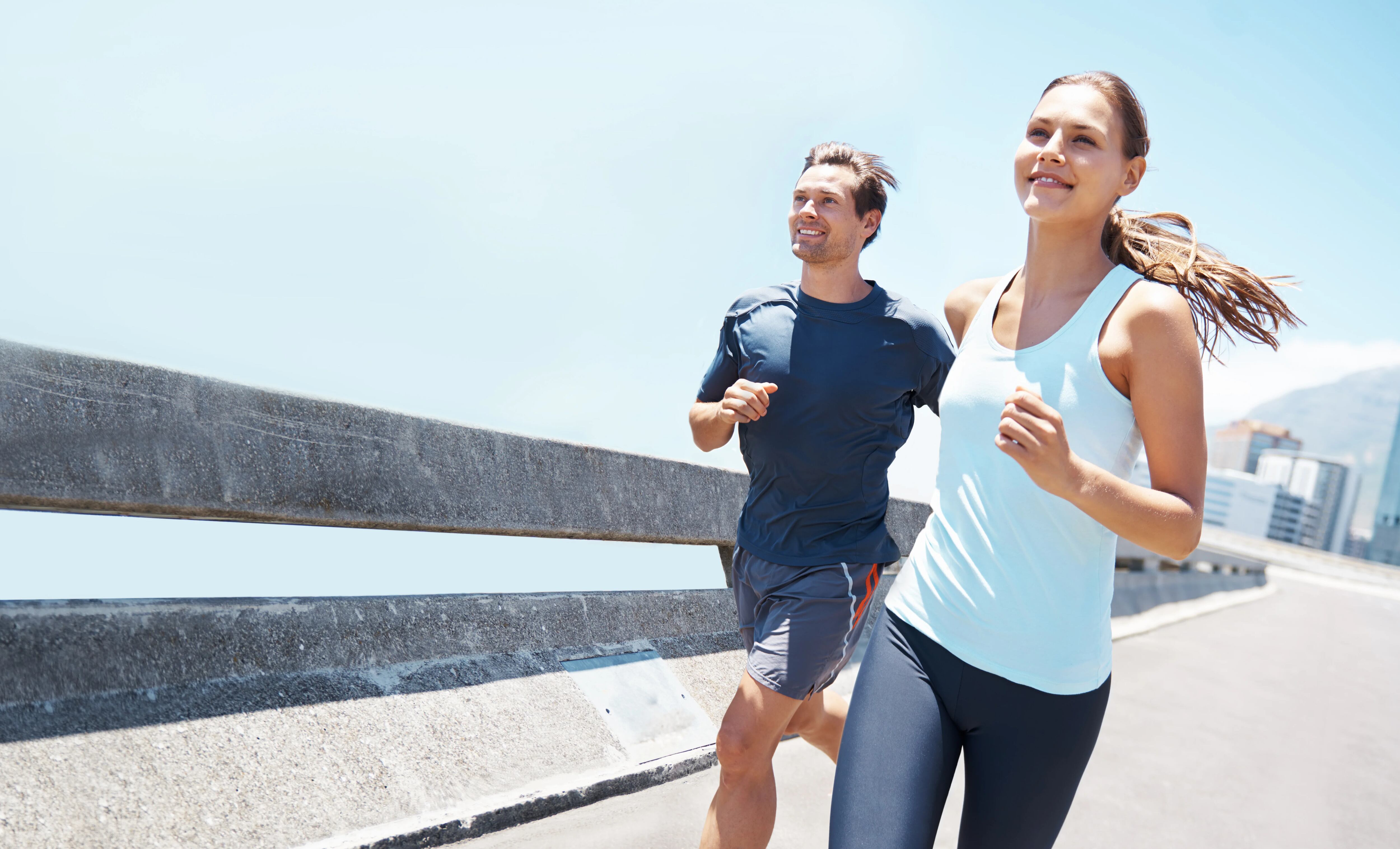 Los ejercicios aeróbicos, como el running o una buena caminata, generan neurotransmisores que impulsan un buen estado de ánimo