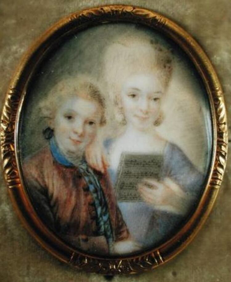Los hermanos Wolfgang y Nannerl Mozart en la infancia, obra de Eusebius Johann Alphen sobre marfil.