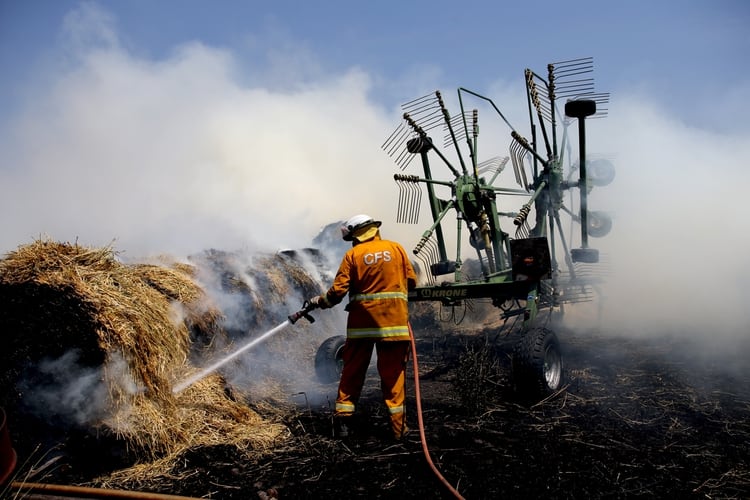 Los miembros del Servicio de Bomberos del País (CFS) apagaron un incendio que alcanzó fardos de heno en una propiedad en Mount Torrens en Adelaide Hills, Australia, el 3 de enero de 2020 (Reuters)