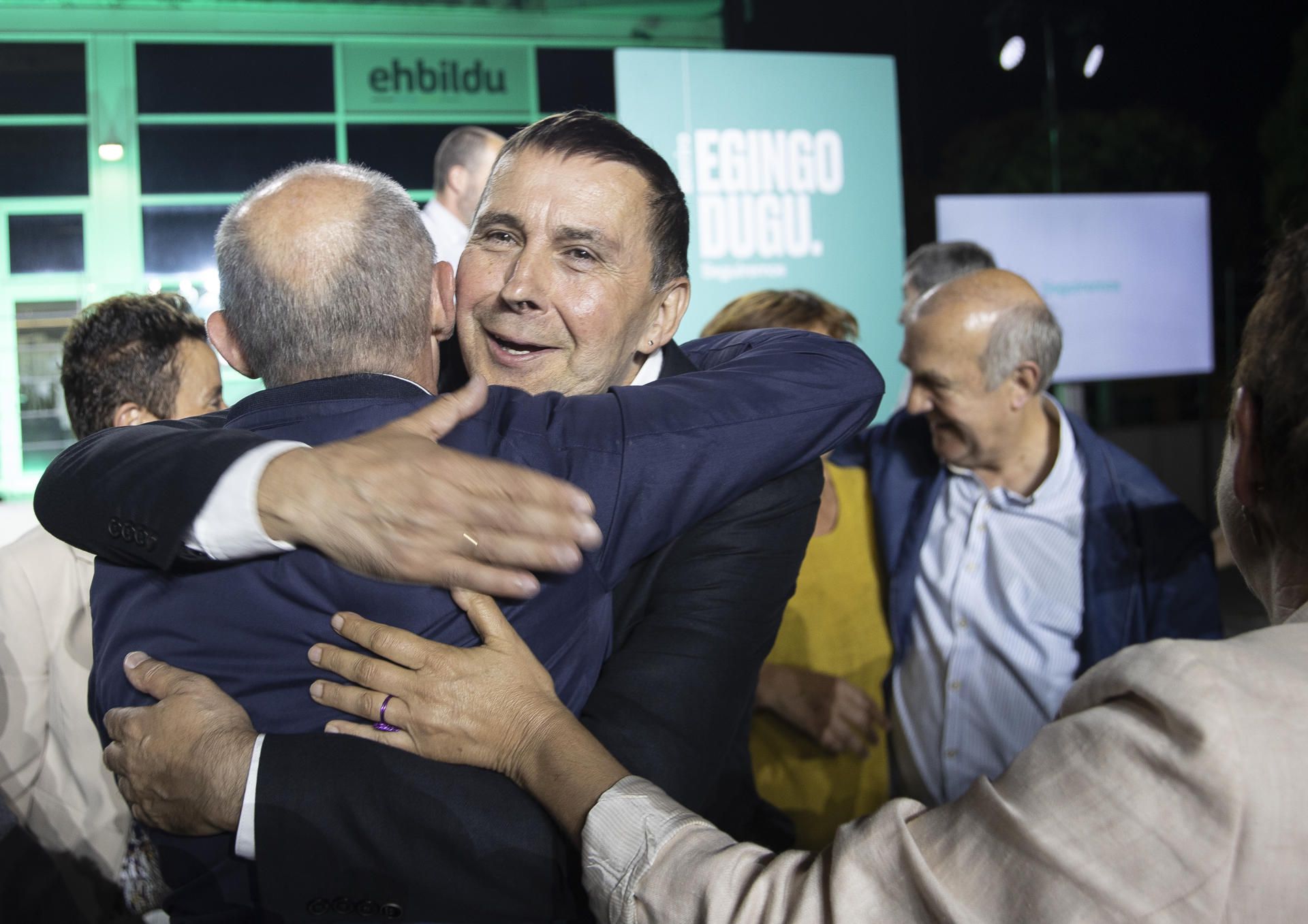 El coordinador general de EH Bildu, Arnaldo Otegi, celebra los resultados electorales en su sede de San Sebastián, donde han analizado si han cumplido su objetivo de avanzar en la disputa de la hegemonía electoral vasca con el PNV y si mantiene un grupo propio en el Congreso de los Diputados. EFE/ Javier Etxezarreta