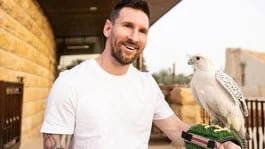 El delantero argentino Lionel Messi posa con un halcón en Riad, Arabia Saudita. 1 mayo 2023. Ministerio de Turismo de Arabia Saudita/entrega vía Reuters. ATENCIÓN EDITORES - ESTA IMAGEN FUE ENTREGADA POR UNA TERCERA PARTE.